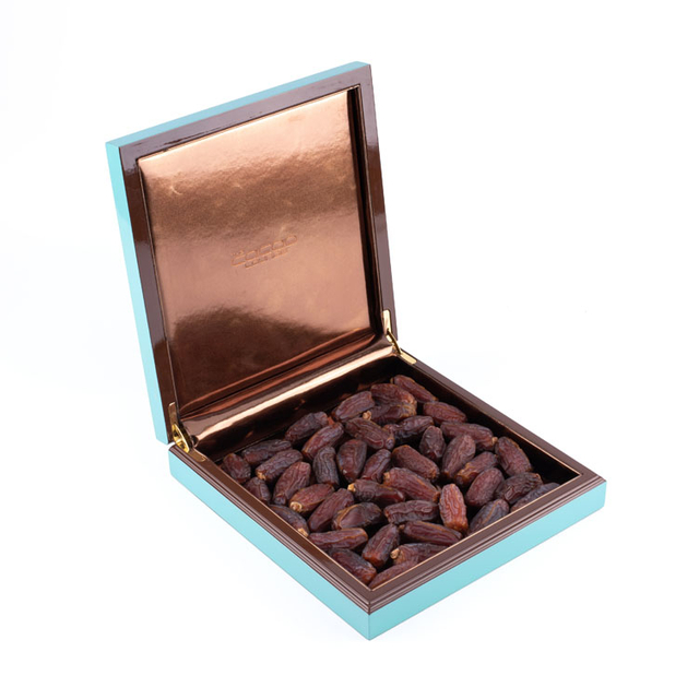 素敵な木製のチョコレートボックスに入ったフレッシュブルーのレザー