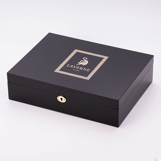 高品位の黒いピアノペイント香水ペイントギフトパッケージ3本のボトル木製ボックスブライトゴールドメタルロゴカスタムメイド