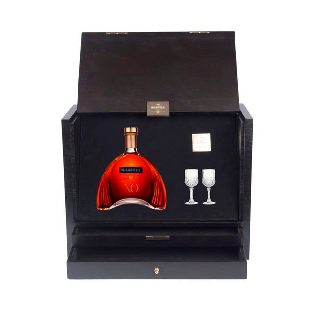 マットブラックパインウッドの特徴的なワインボックス