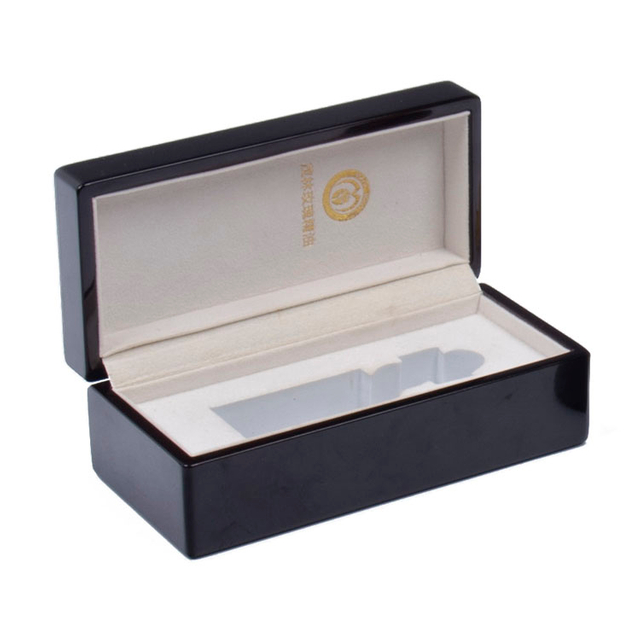 長方形の弾性ヒンジサイドフリップブラック光沢ペイントエッセンシャルオイル香水木製ボックスパッケージカスタムベージュビーズベルベットインテリア