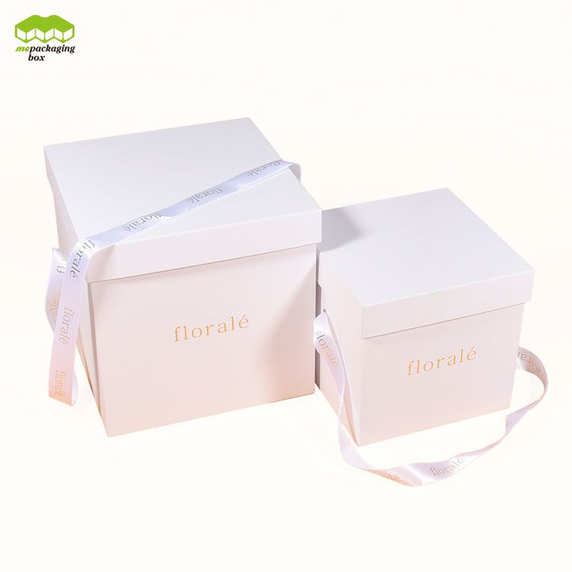 シンプルなリボンハンドルの花紙ギフトボックス