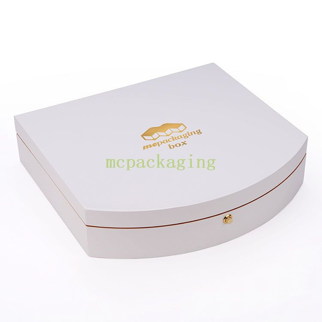 卸売高級カスタマイズされたロゴ黒漆木製香水箱ロック付き