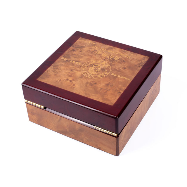 カスタムペイントされた木製エッセンシャルオイルボックス
