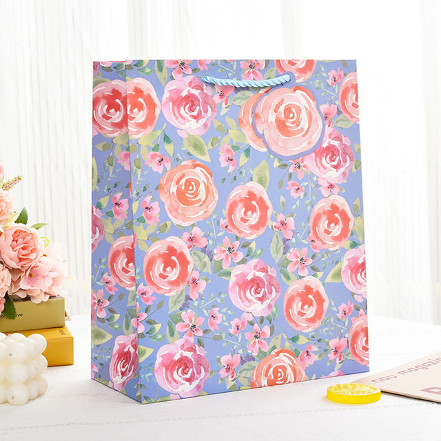 独自のロゴ付きの白い茶色のクラフトペーパーバッグ、ロゴ付きの紙のショッピングバッグ、ハンドル付きの紙クラフトバッグカスタムペーパーバッグ