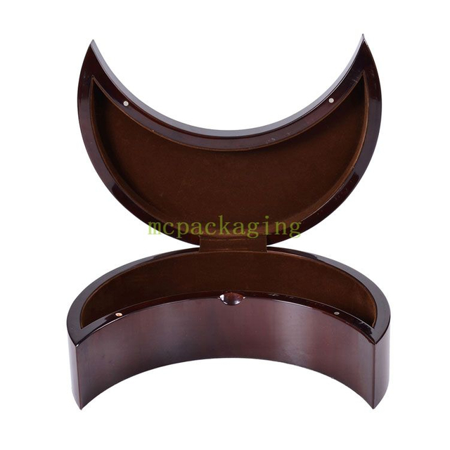 KSAジェッダシーズンムーンシェイプウッドチョコレートデートドバイのGFTボックスディスプレイ