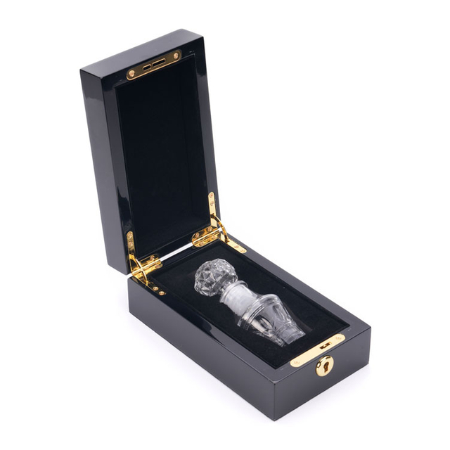 黒いピアノ塗料香水箱の包装に埋め込まれた金の金属ロゴ