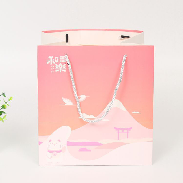 卸売ロゴプリントラグジュアリークラフト小売紙トートバッグショッピングバッグペーパーギフトバッグハンドルとリボンクローズ